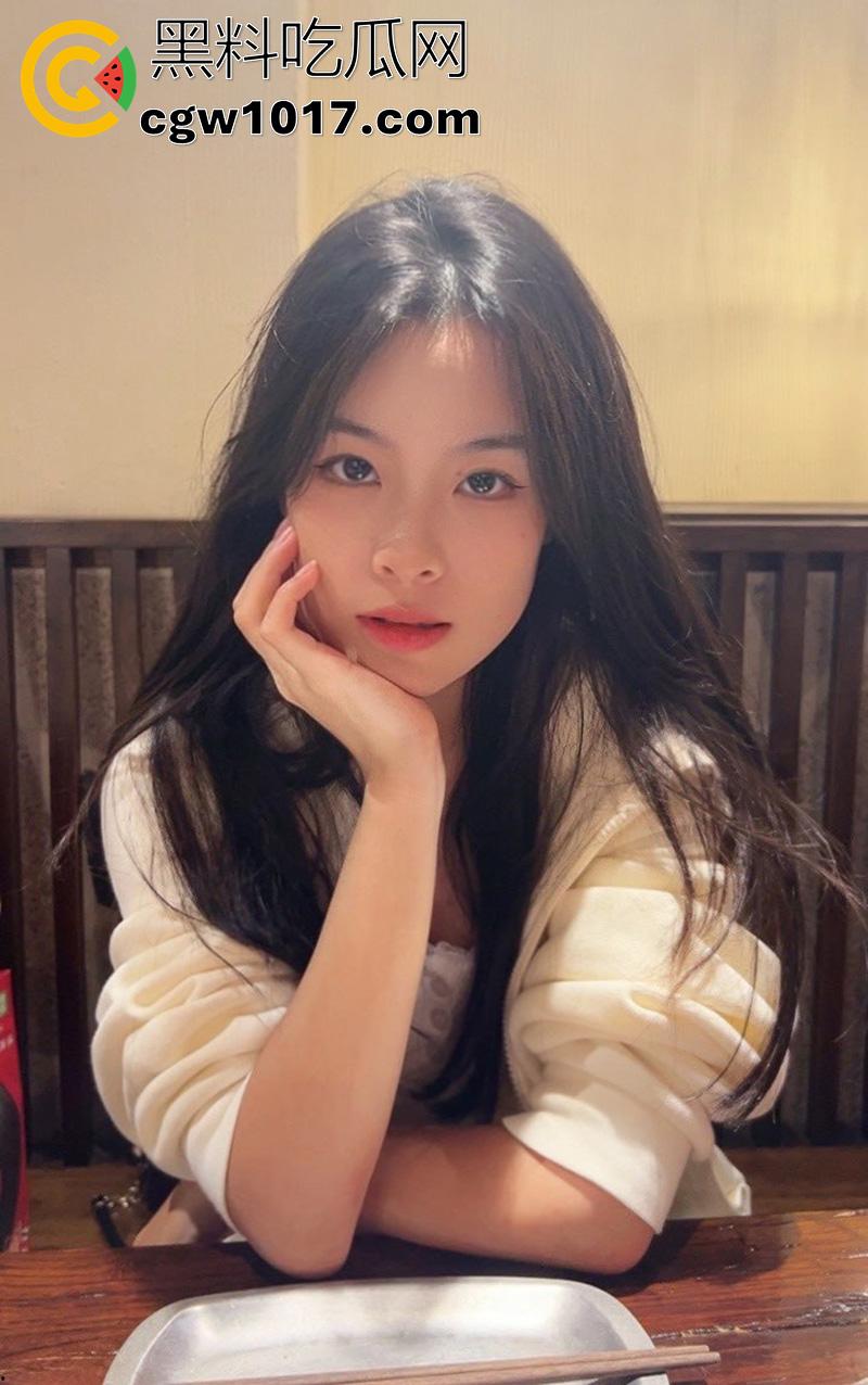 上海同济大学清纯小学妹【王梓紫】，身材性感奶大臀翘，被大屌体育生勾搭，到酒店展示吃鸡技术，小嘴都撑爆了！