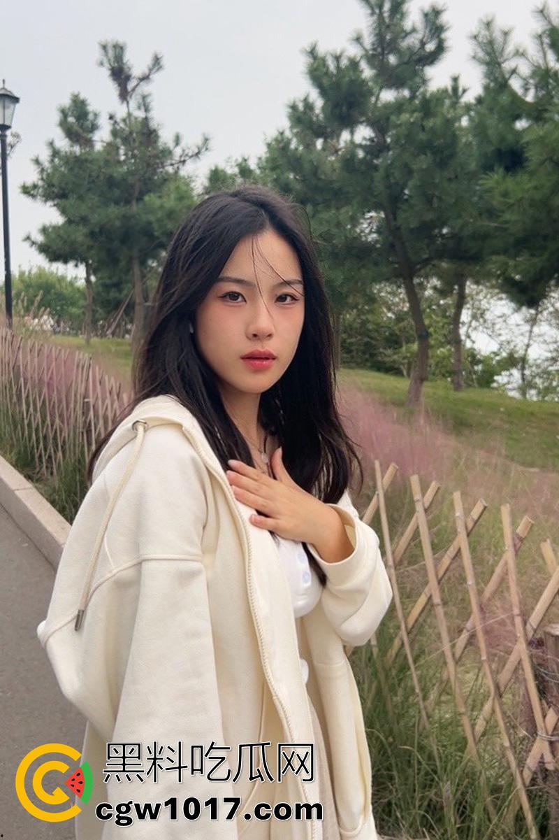 上海同济大学清纯小学妹【王梓紫】,身材性感奶大臀翘,被大屌体育生勾搭,到酒店展示吃鸡技术,小嘴都撑爆了!