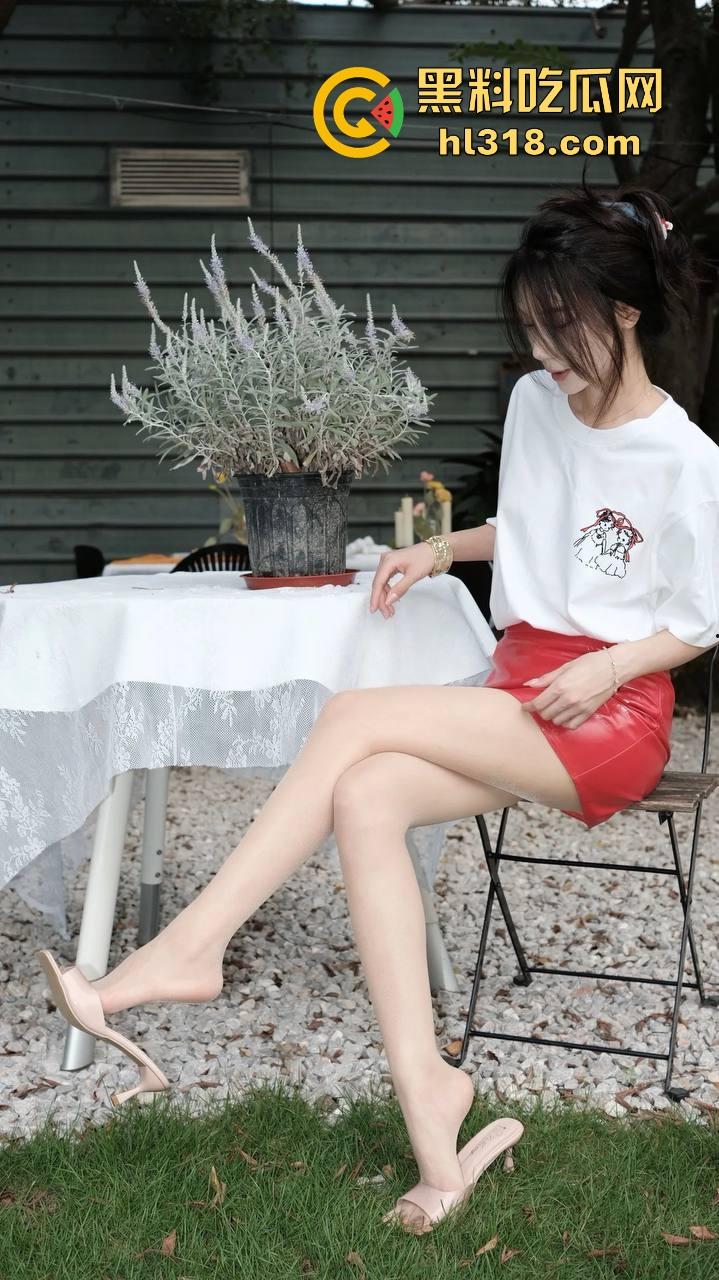 深夜小区惊现情侣野战，在监控底下明目张胆上演春宫戏，掰开双腿极其享受，小编实名表示羡慕！