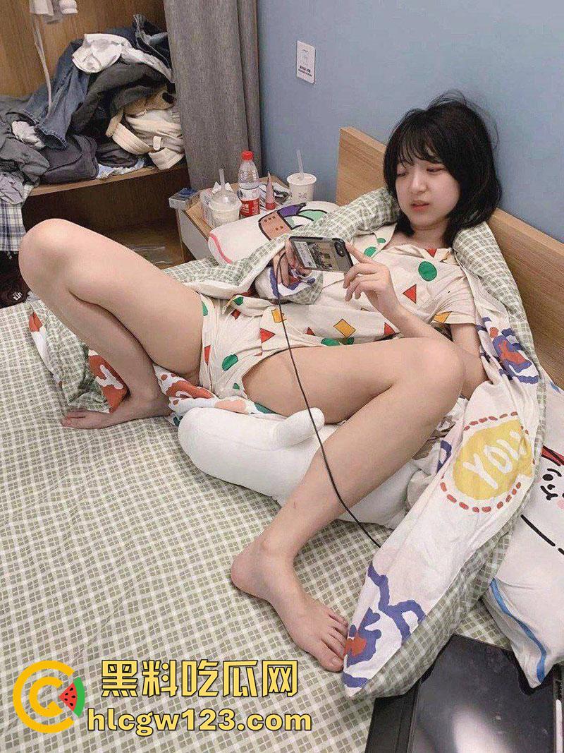 河南清纯嫩妹【陈欣彤】,贫乳反差JK学生妹,肌肤白嫩口活一流,和大叔酒店约炮视频流出!