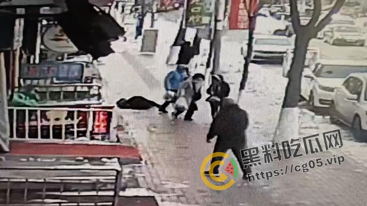 哈尔滨再现夺命冰溜子！屋顶凝结的巨大冰溜把路人头部直接刺穿 血溅了一米远 现场监控画面流出 太吓人了