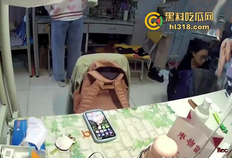 大学清纯眼镜妹妹子宿舍直播自慰,露脸举牌满足金主变态要求,嫩白奶子和粉色小穴一览无余,反差骚到极致!