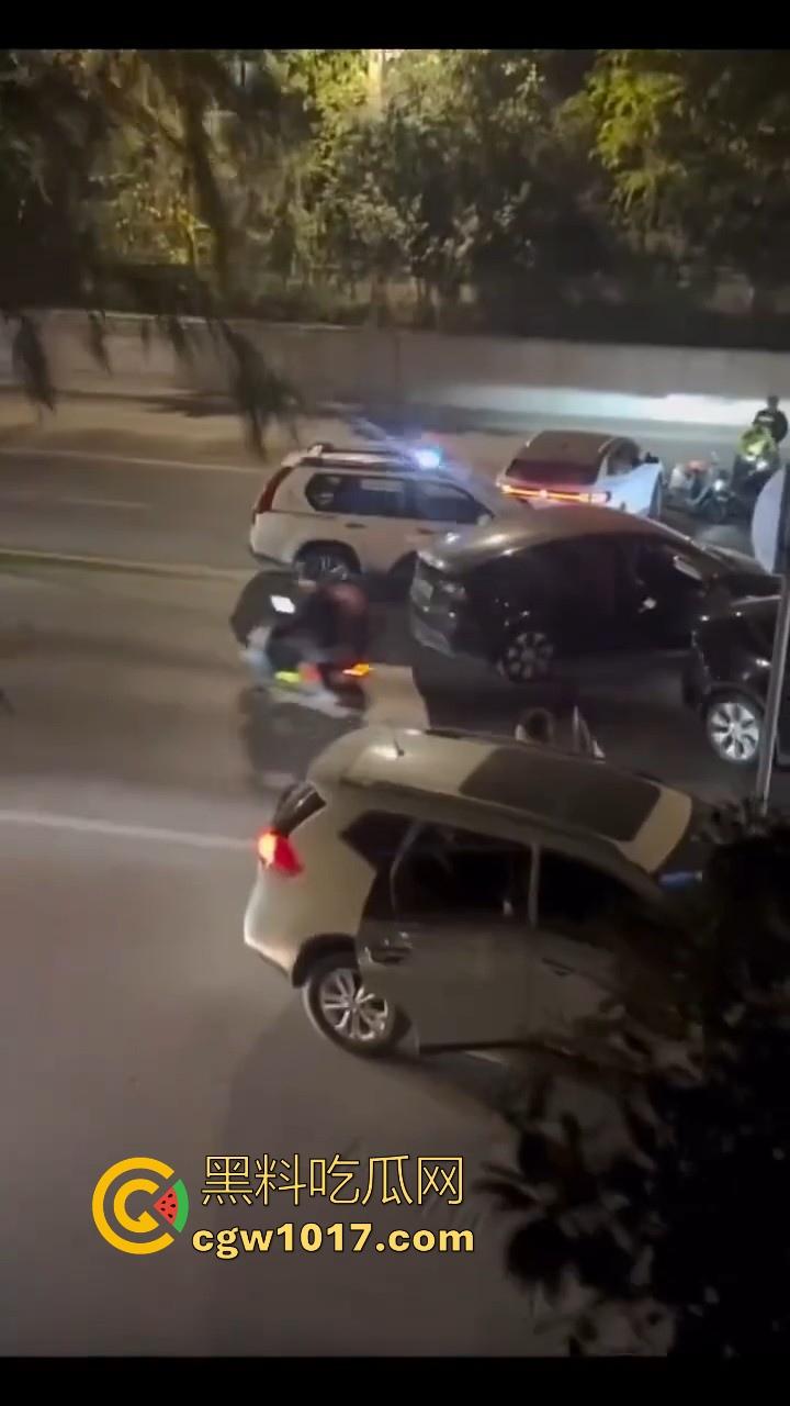 江苏徐州鬼火少年大战交通警察，深夜埋伏公路拦截，又打又逃像是gta5一样，可惜了这么多精神小伙没了战马！
