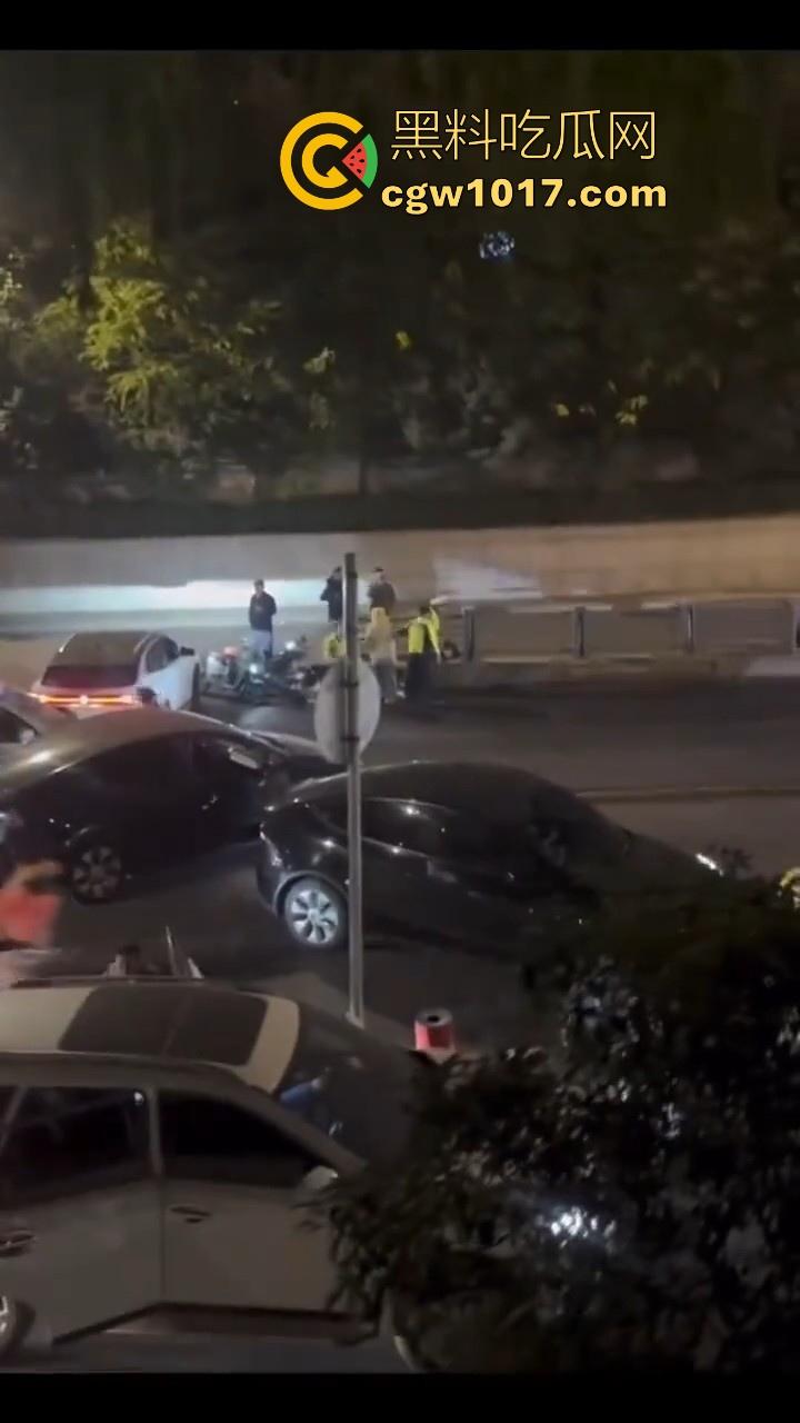 江苏徐州鬼火少年大战交通警察,深夜埋伏公路拦截,又打又逃像是gta5一样,可惜了这么多精神小伙没了战马!