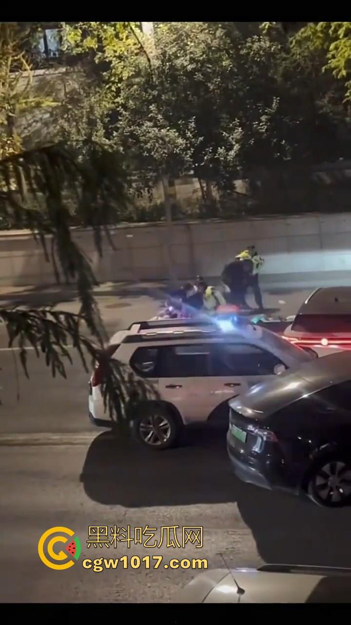 江苏徐州鬼火少年大战交通警察,深夜埋伏公路拦截,又打又逃像是gta5一样,可惜了这么多精神小伙没了战马!