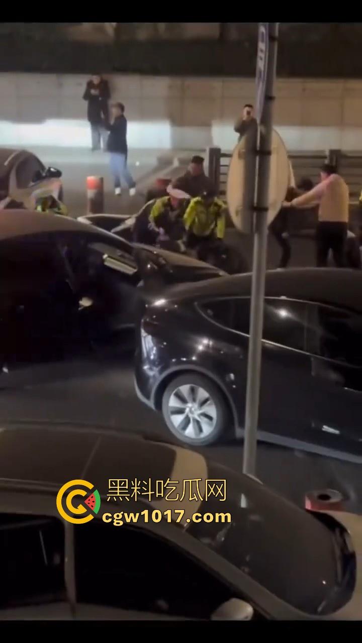 江苏徐州鬼火少年大战交通警察,深夜埋伏公路拦截,又打又逃像是gta5一样,可惜了这么多精神小伙没了战马!
