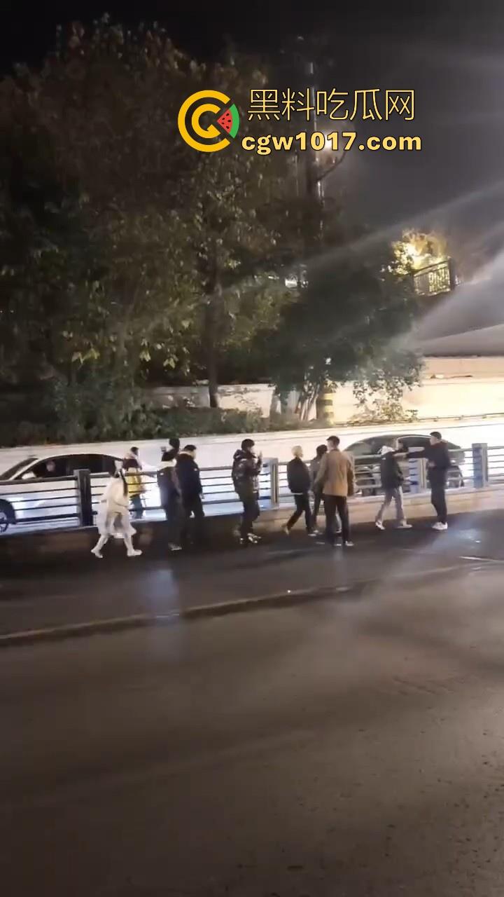 江苏徐州鬼火少年大战交通警察,深夜埋伏公路拦截,又打又逃像是gta5一样,可惜了这么多精神小伙没了战马!
