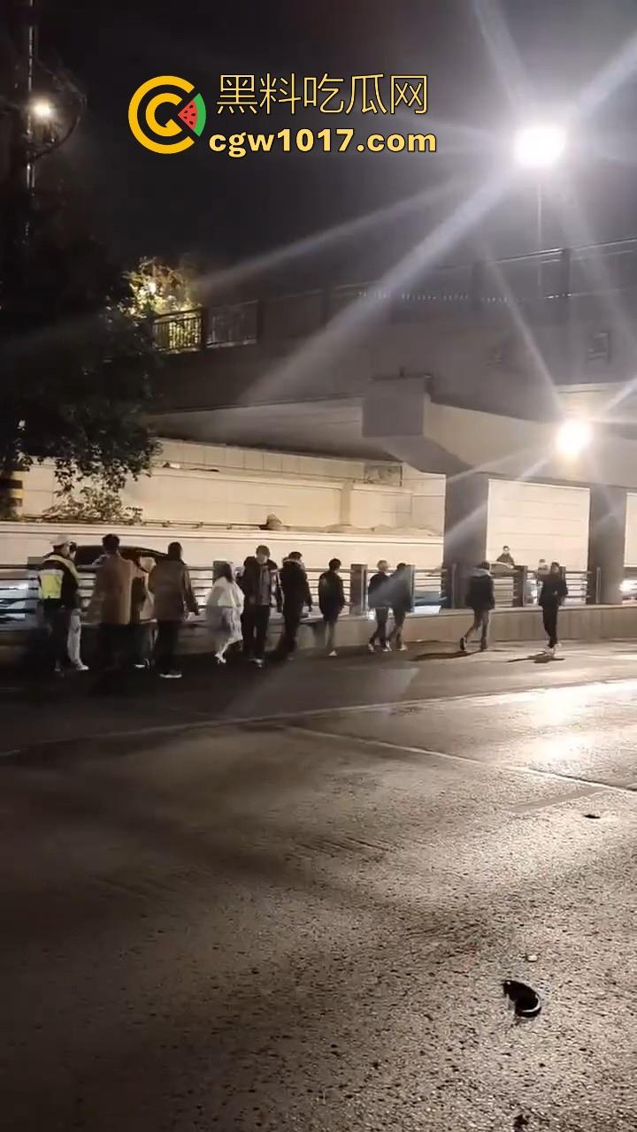 江苏徐州鬼火少年大战交通警察,深夜埋伏公路拦截,又打又逃像是gta5一样,可惜了这么多精神小伙没了战马!