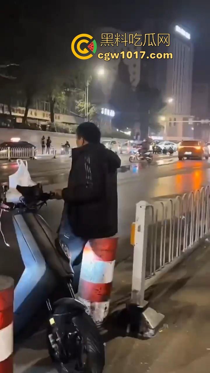 江苏徐州鬼火少年大战交通警察,深夜埋伏公路拦截,又打又逃像是gta5一样,可惜了这么多精神小伙没了战马!