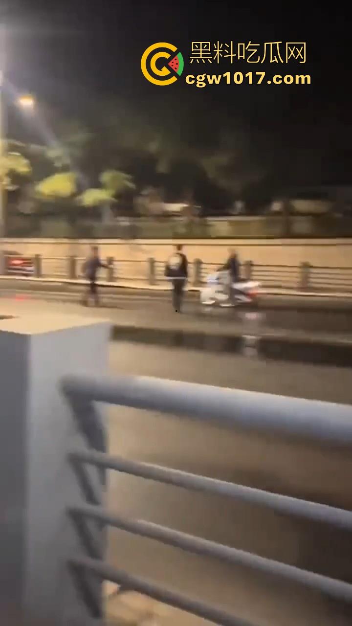 江苏徐州鬼火少年大战交通警察,深夜埋伏公路拦截,又打又逃像是gta5一样,可惜了这么多精神小伙没了战马!