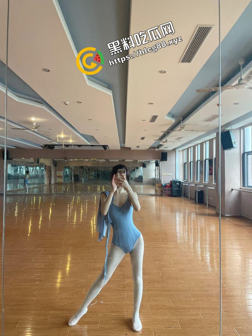 西安美术学院清纯舞蹈生『江艺』练完舞蹈练床活,下课与大哥淫荡做爱,大展骚逼后入不停!