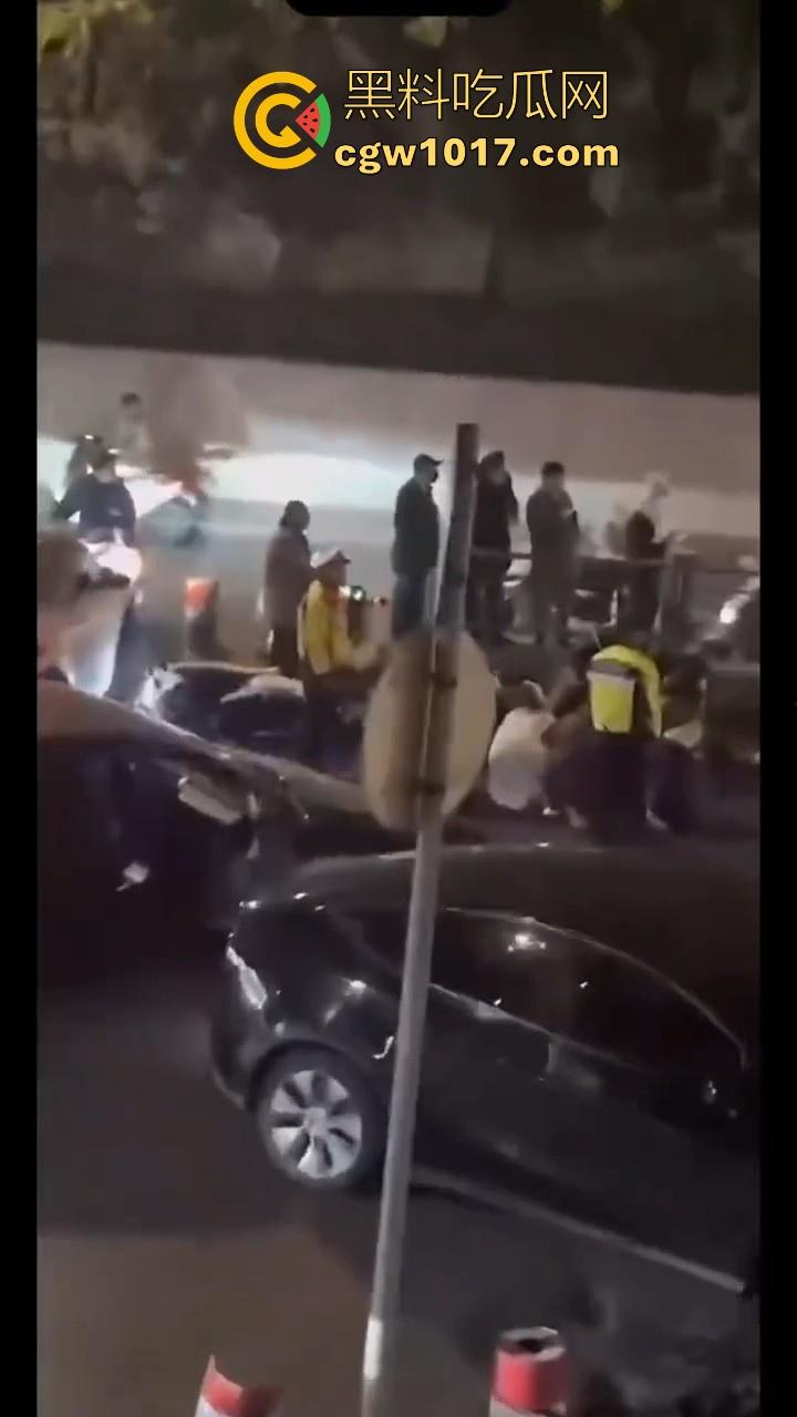 江苏徐州鬼火少年大战交通警察,深夜埋伏公路拦截,又打又逃像是gta5一样,可惜了这么多精神小伙没了战马!