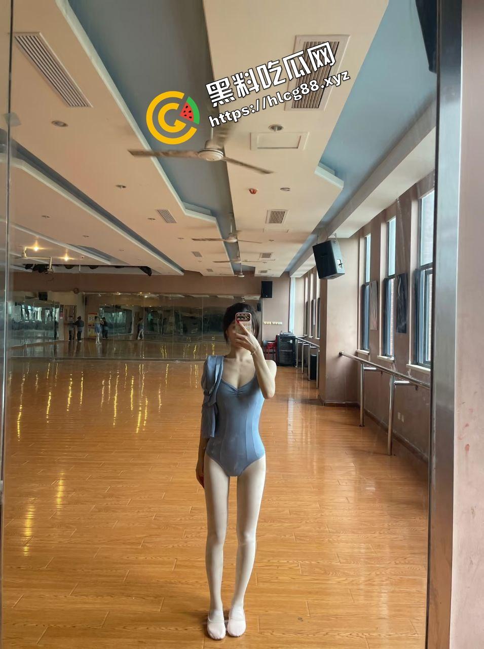 西安美术学院清纯舞蹈生『江艺』练完舞蹈练床活,下课与大哥淫荡做爱,大展骚逼后入不停!