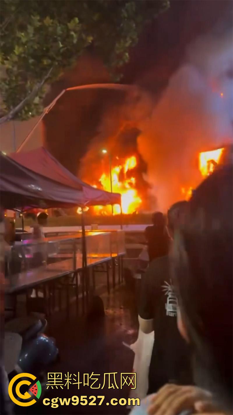 探店博主真能把店带火啊!江苏连云港京东电器自营店突发火灾,经过一宿的救援,才将大火熄灭!