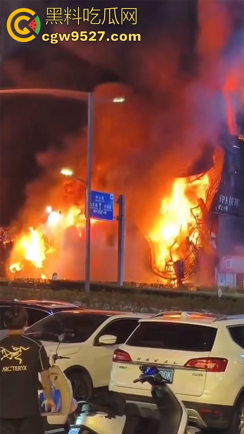 探店博主真能把店带火啊!江苏连云港京东电器自营店突发火灾,经过一宿的救援,才将大火熄灭!