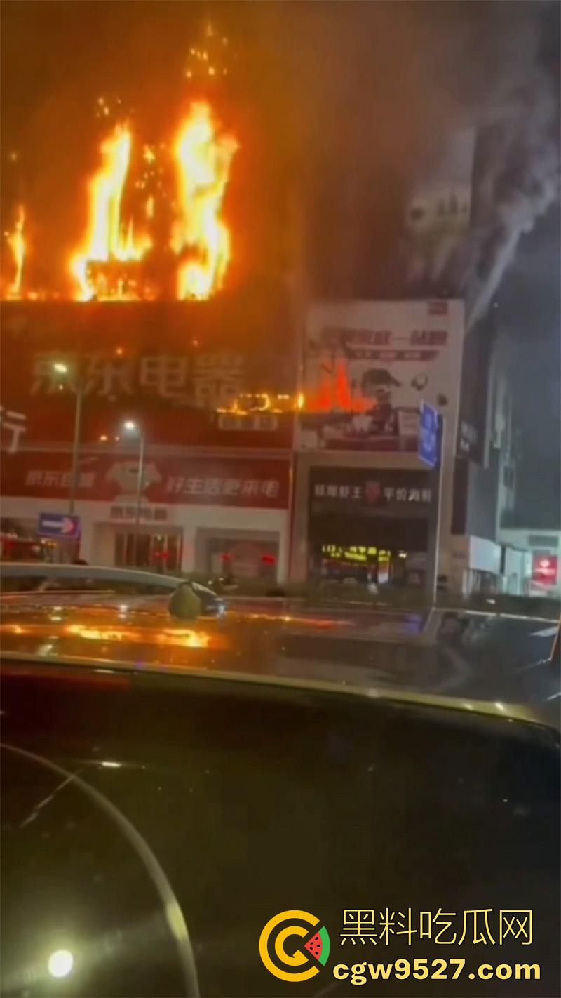 探店博主真能把店带火啊!江苏连云港京东电器自营店突发火灾,经过一宿的救援,才将大火熄灭!