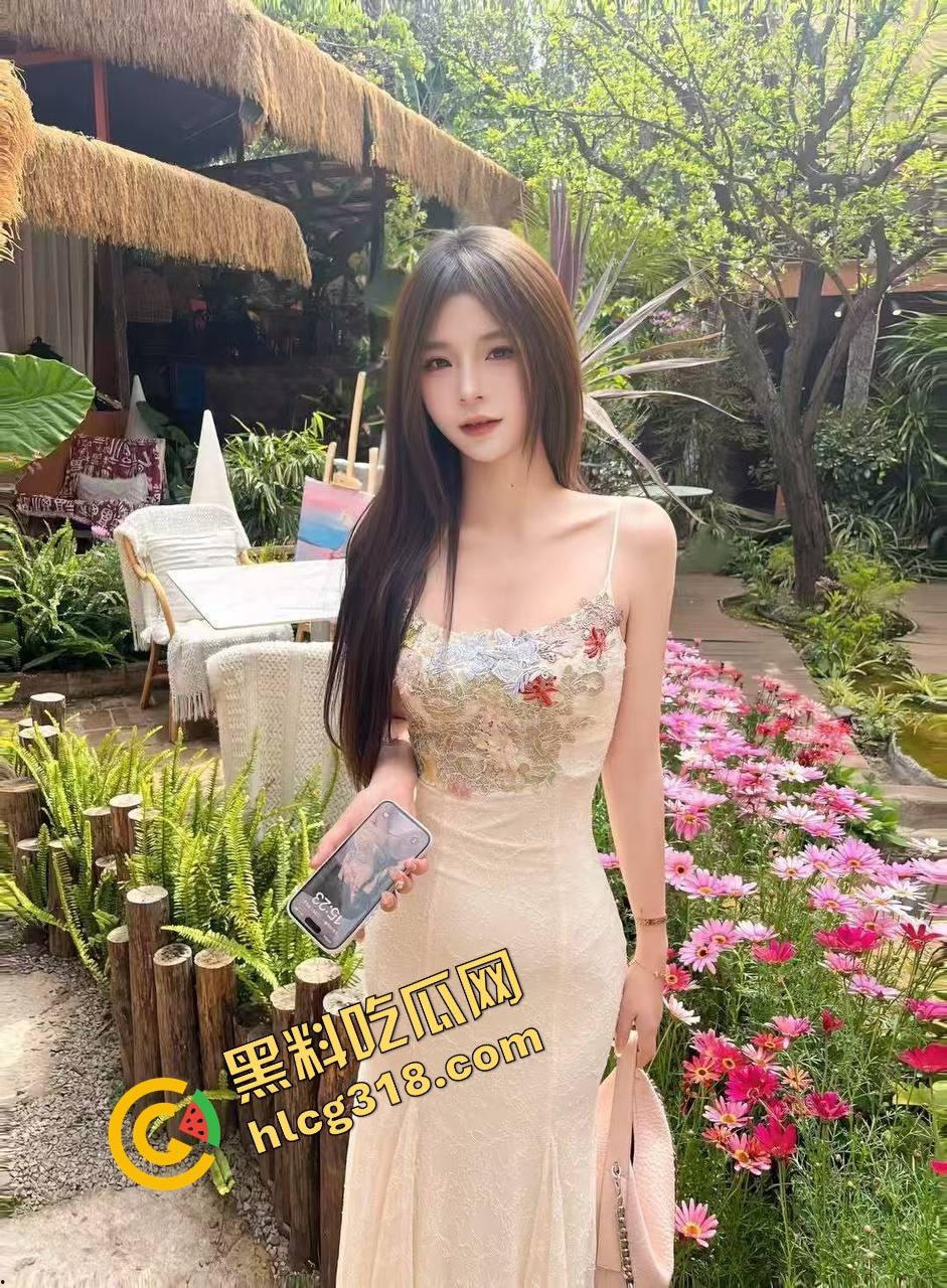 加拿大留学生白皮母狗『艾米丽』跪地含鸡巴像吃饭，嘴里不许发一声，喷脸都得舔干净！