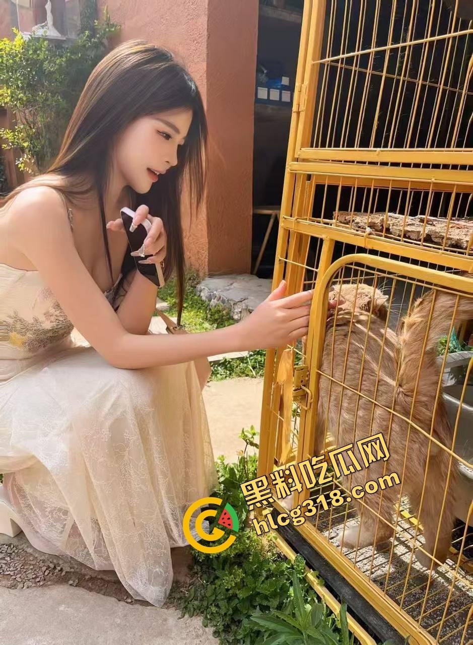 加拿大留学生白皮母狗『艾米丽』跪地含鸡巴像吃饭,嘴里不许发一声,喷脸都得舔干净!