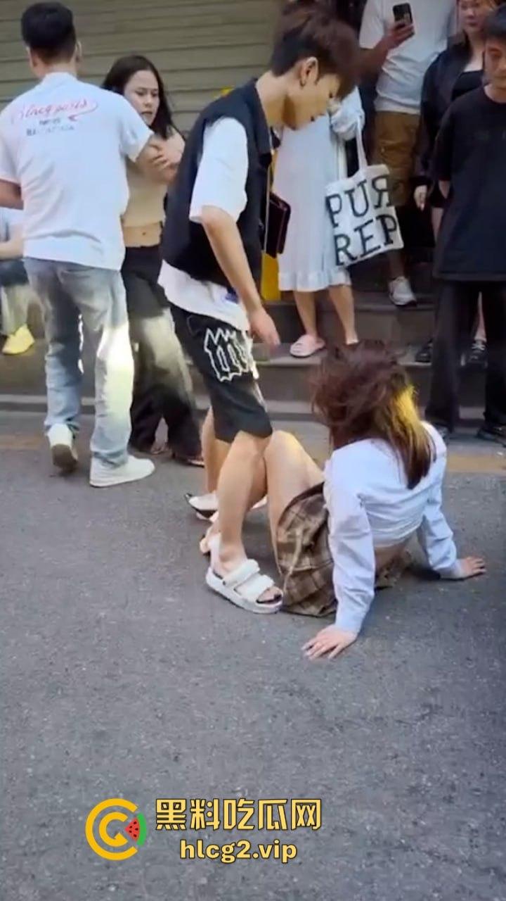 抓奸修罗场  原配当街抓小三 看了小三身材觉得也不能全怪老公 这身材谁看谁不迷糊！