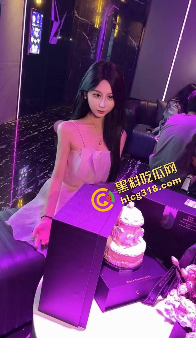 加拿大留学生白皮母狗『艾米丽』跪地含鸡巴像吃饭,嘴里不许发一声,喷脸都得舔干净!