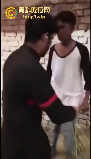 印度阿三小男孩企图性侵女孩被抓!被女孩父亲当场制服,这行为太离谱了!