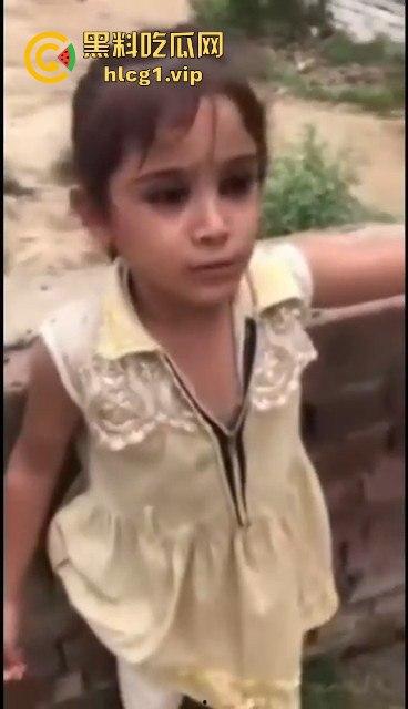 印度阿三小男孩企图性侵女孩被抓!被女孩父亲当场制服,这行为太离谱了!