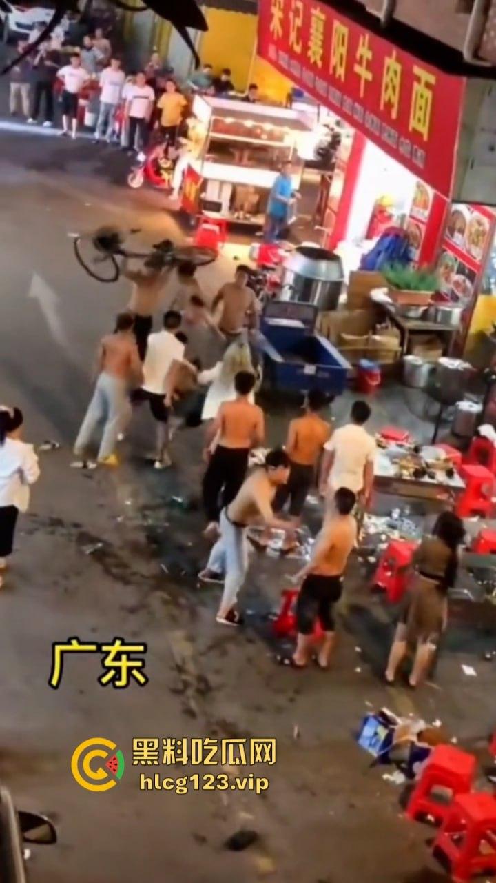 广东街头多人持刀互砍!血洒街头惨不忍睹 现场视频曝光砍头细节 太吓人了