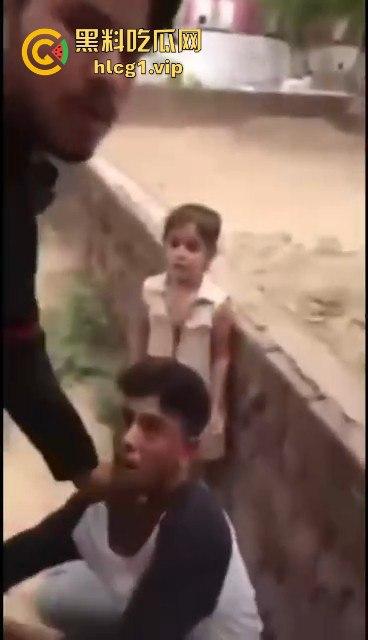 印度阿三小男孩企图性侵女孩被抓!被女孩父亲当场制服,这行为太离谱了!