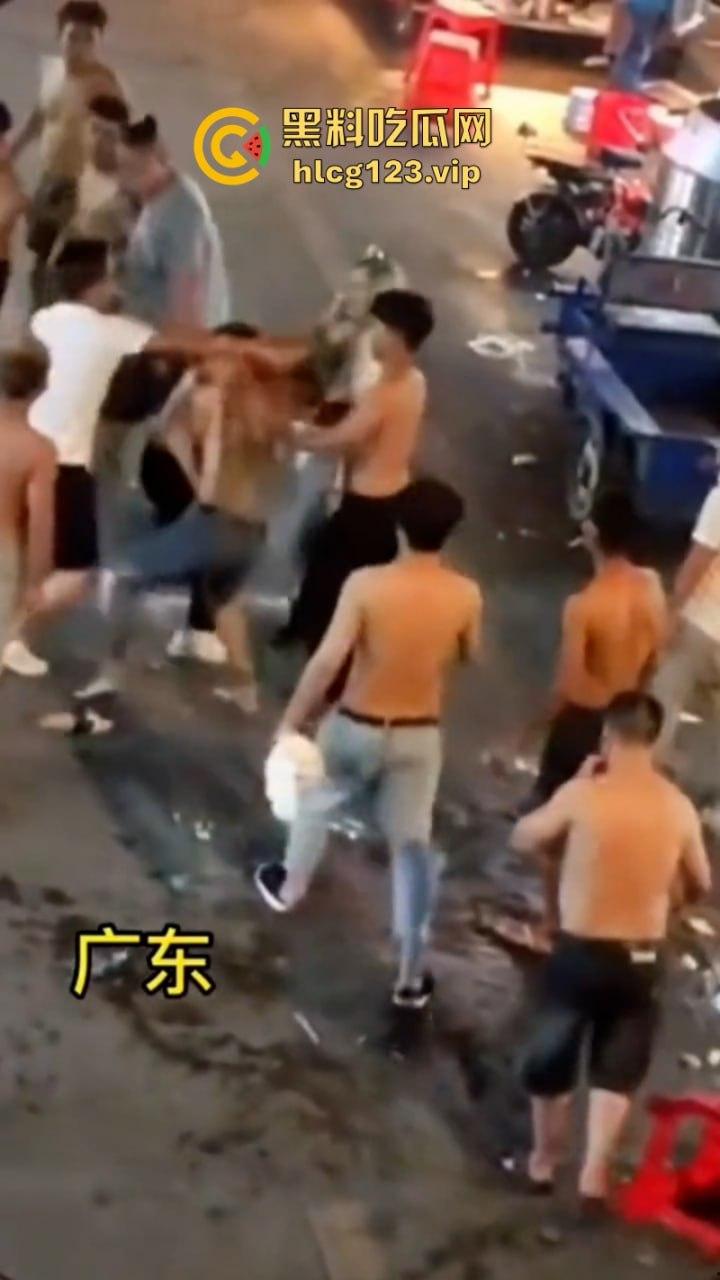 广东街头多人持刀互砍!血洒街头惨不忍睹 现场视频曝光砍头细节 太吓人了