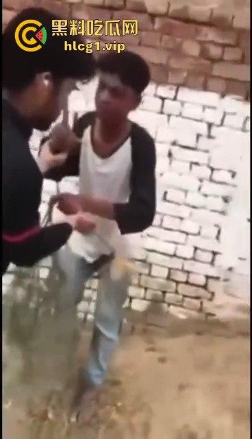 印度阿三小男孩企图性侵女孩被抓!被女孩父亲当场制服,这行为太离谱了!