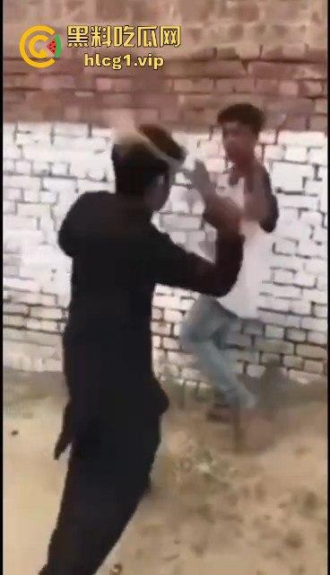 印度阿三小男孩企图性侵女孩被抓!被女孩父亲当场制服,这行为太离谱了!