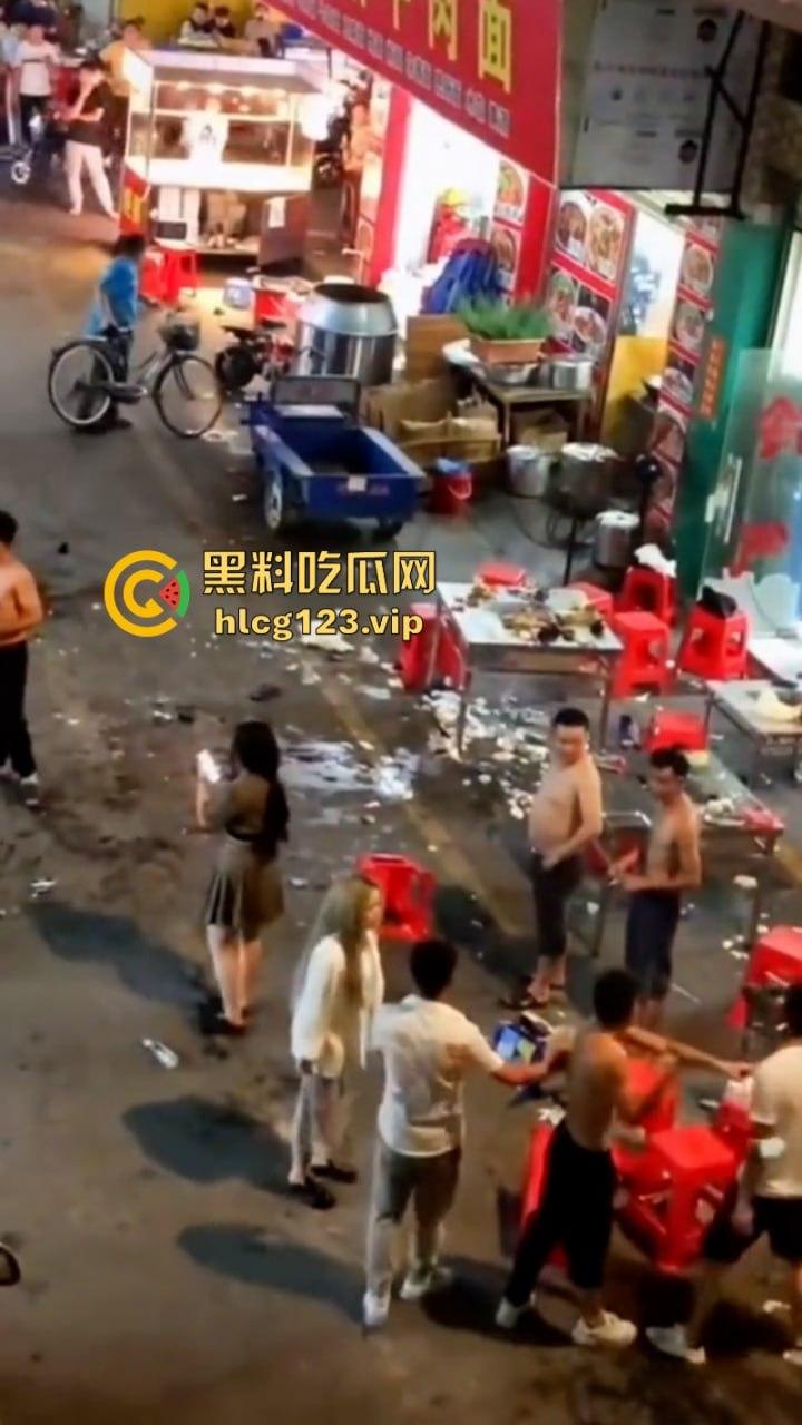 广东街头多人持刀互砍!血洒街头惨不忍睹 现场视频曝光砍头细节 太吓人了