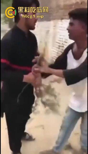 印度阿三小男孩企图性侵女孩被抓!被女孩父亲当场制服,这行为太离谱了!