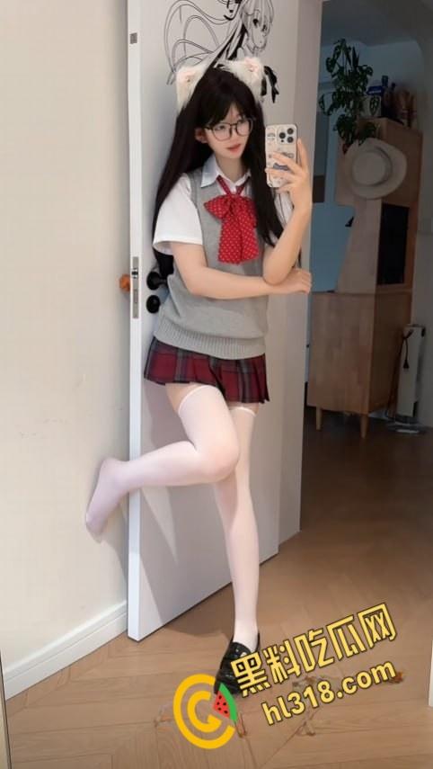 抖音50W粉丝网红【不想早起】,双马尾萝莉嫩妹,金主定制付费视频,简直就是宅男心中的女神们 !