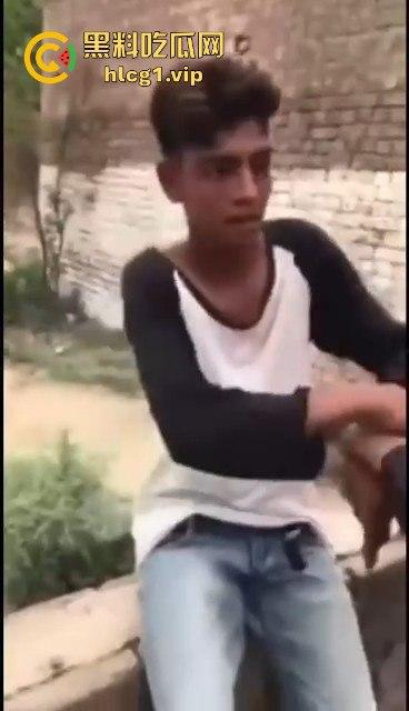 印度阿三小男孩企图性侵女孩被抓!被女孩父亲当场制服,这行为太离谱了!