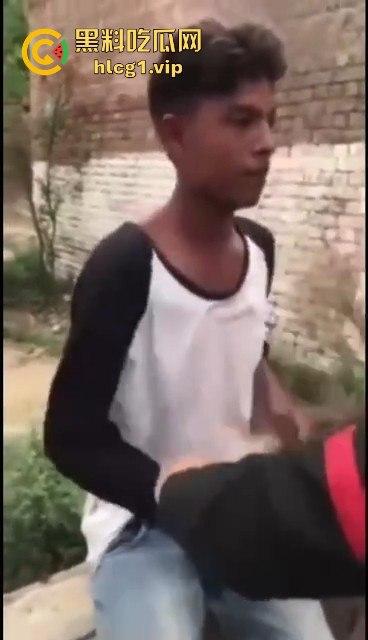 印度阿三小男孩企图性侵女孩被抓!被女孩父亲当场制服,这行为太离谱了!
