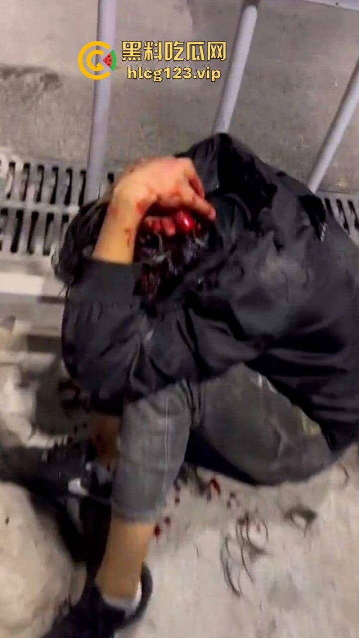 广东街头多人持刀互砍!血洒街头惨不忍睹 现场视频曝光砍头细节 太吓人了