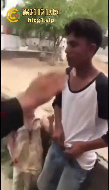 印度阿三小男孩企图性侵女孩被抓!被女孩父亲当场制服,这行为太离谱了!