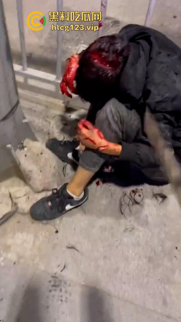 广东街头多人持刀互砍!血洒街头惨不忍睹 现场视频曝光砍头细节 太吓人了