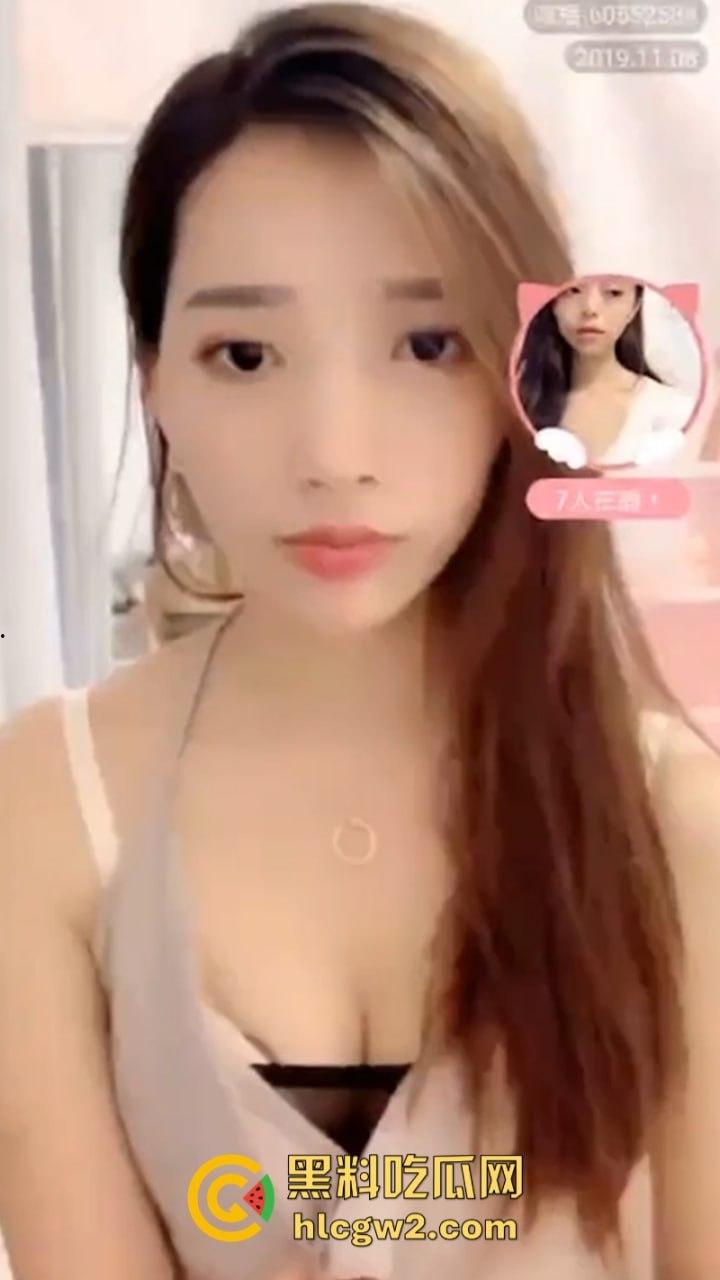 先天炮架圣体抖音网红【000】 付费福利流出 逆天美腿配黑丝 丁字骚裤抠肥逼 简直极品!