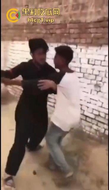 印度阿三小男孩企图性侵女孩被抓!被女孩父亲当场制服,这行为太离谱了!