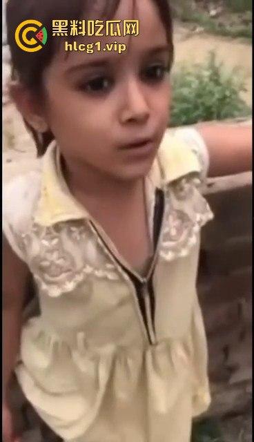 印度阿三小男孩企图性侵女孩被抓!被女孩父亲当场制服,这行为太离谱了!