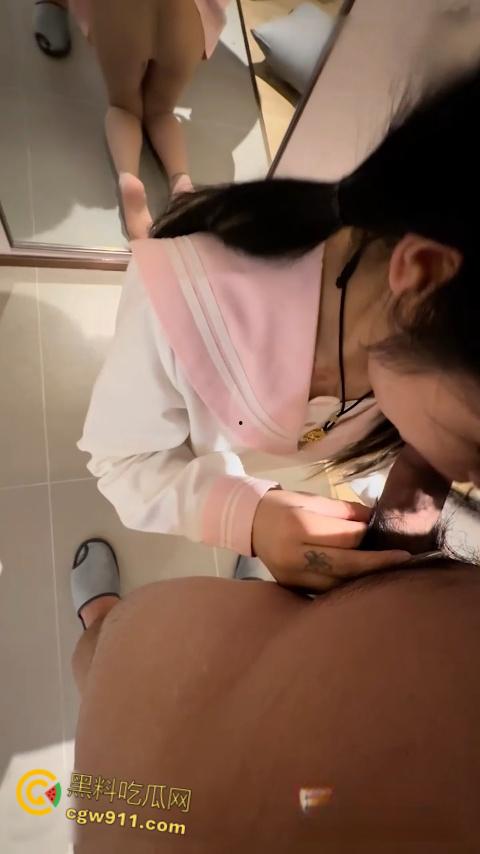 抖音网红萝莉【呆呆呓】,JK制服户外假屌自慰,线下约炮被大哥调教,狗链无套后入猛操,嫩穴高潮喷汁!