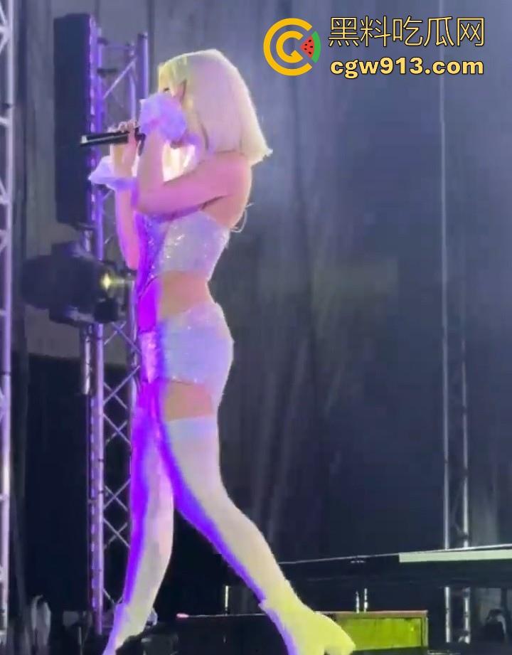 外国音乐节歌手没穿内裤上台演唱? 其实是视觉错位而已,实际是穿了的,灯光的照射的缘故!