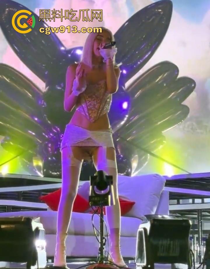 外国音乐节歌手没穿内裤上台演唱? 其实是视觉错位而已,实际是穿了的,灯光的照射的缘故!