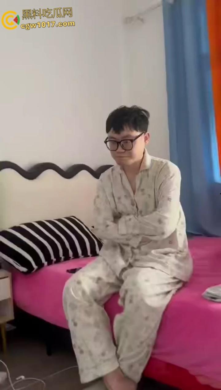 趁老公不在把情人带回家偷情,却没想到被逮个正着,里面穿个吊带大奶一晃一晃的,估计是想跟情人玩花的 !