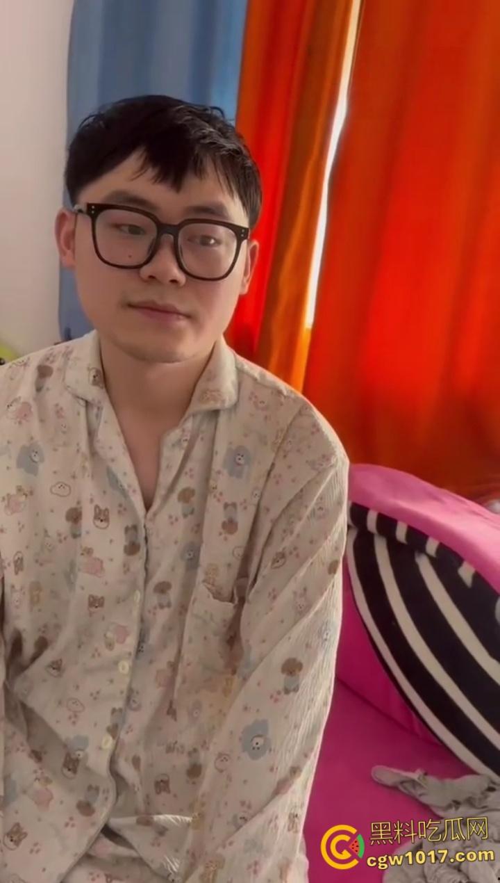 趁老公不在把情人带回家偷情,却没想到被逮个正着,里面穿个吊带大奶一晃一晃的,估计是想跟情人玩花的 !