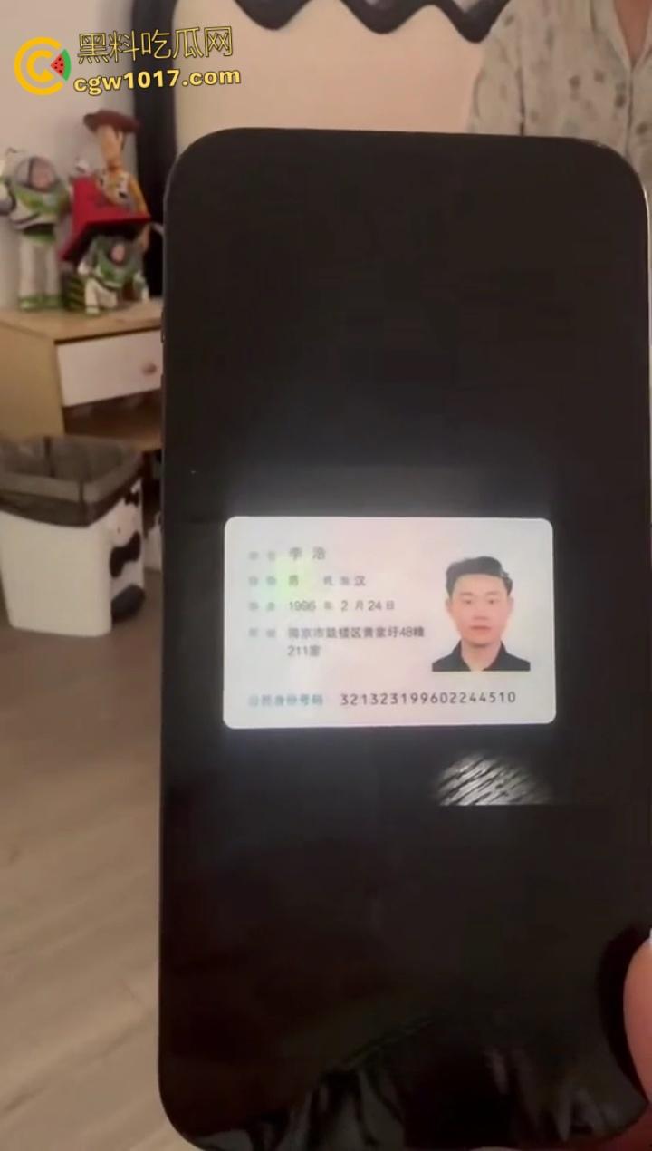 趁老公不在把情人带回家偷情,却没想到被逮个正着,里面穿个吊带大奶一晃一晃的,估计是想跟情人玩花的 !