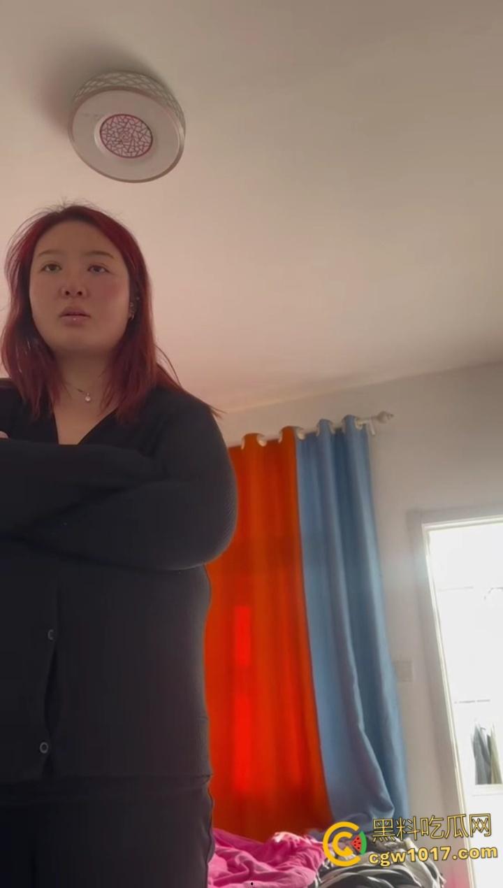 趁老公不在把情人带回家偷情,却没想到被逮个正着,里面穿个吊带大奶一晃一晃的,估计是想跟情人玩花的 !