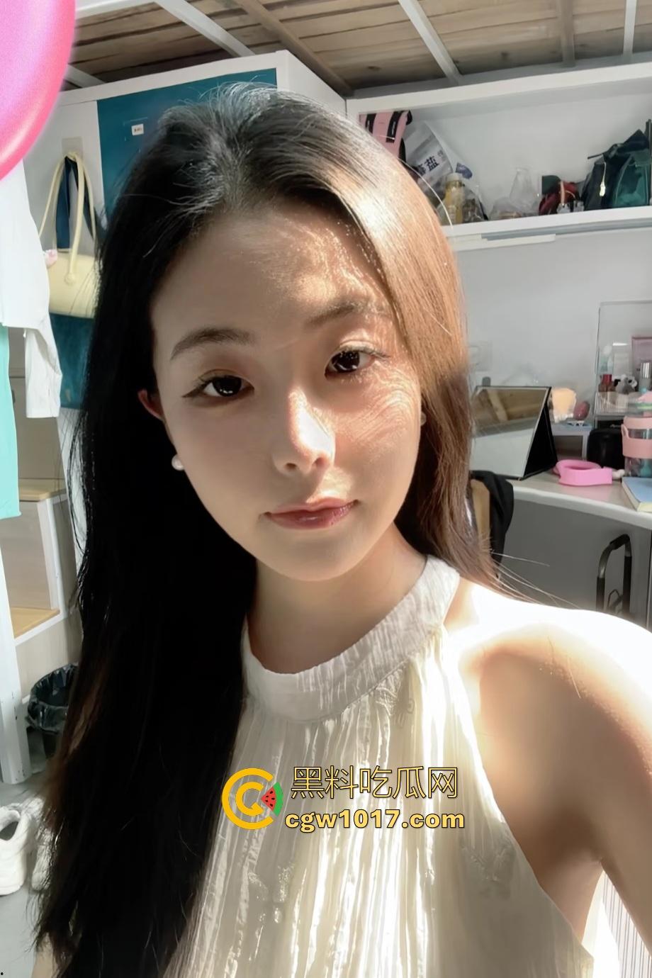 “知性”反差女友被男友偷拍做爱！追了好久才到手的超级白嫩完美肉体，不拍下来可惜了，还得猛猛操！